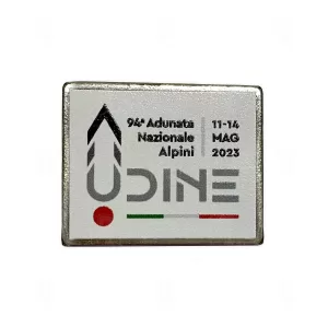 94ª Adunata Nazionale Alpini Udine 2023. Distintivo in metallo. Foto frontale.
