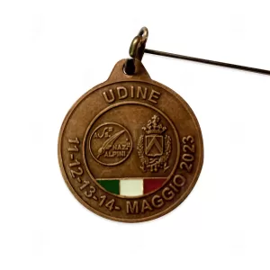 94ª Adunata Nazionale Alpini Udine 2023. Medaglia Ufficiale in metallo. Foto frontale.
