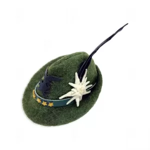 Gadget in feltro a forma di cappello degli alpini, con stella alpina. Vista laterale.