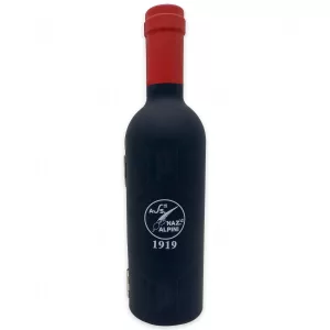Set vino Associazione Nazionale Alpini ANA. Foto della confezione a forma di bottiglia, frontale.