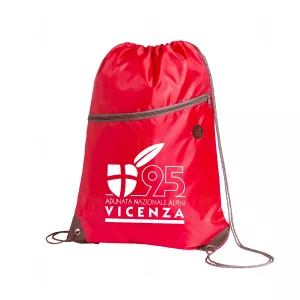 Sacca rossa Adunata Alpini di Vicenza 2024. Immagine della sacca, di colore rosso, con logo dell'Adunata Alpini di Vicenza.