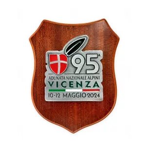 Crest grande Adunata Alpini di Vicenza 2024. Immagine del crest in legno e metallo.