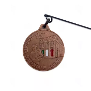 Medaglia Ufficiale Adunata Alpini Vicenza 2024. Foto frontale della medaglia Ufficiale dell'Adunata degli Alpini.