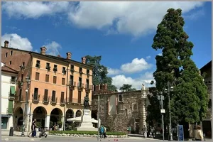 Adunata Alpini 2024. Foto punto vendita ufficiale. Piazza Castello a Vicenza.